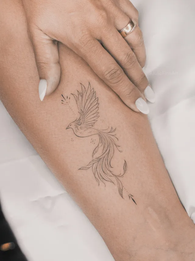 Tatuagem fine line de fênix, por Julie