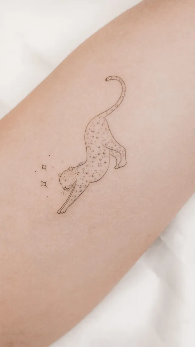 Tatuagem fine line de leopardo, por Julie