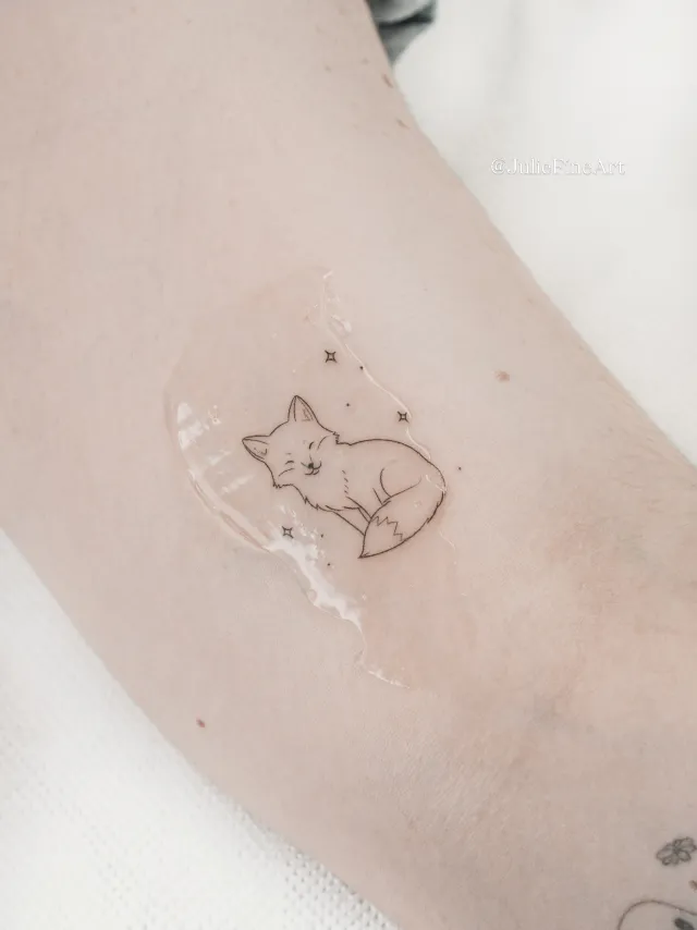Tatuagem fine line de raposa, por Julie