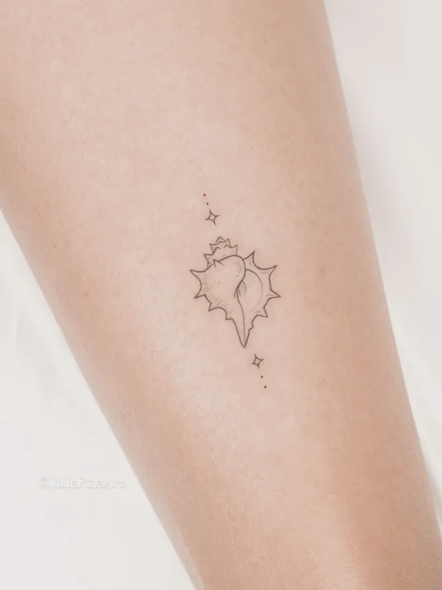 Tatuagem fine line de concha, por Julie
