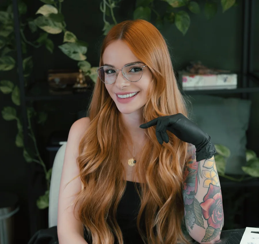 Julie — tatuadora Fine Line